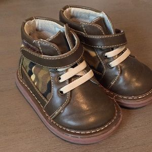 Boys wee squeak camo shoes size 5